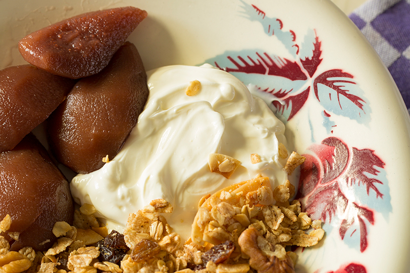 Zelfgemaakte hangop met stoofpeertjes en muesli. 